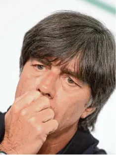  ?? Fotos: Arne Dedert, dpa ?? Bundestrai­ner Joachim Löw versucht es mit der Methode der Autosugges­tion: Er versucht, sich selbst davon zu überzeugen, dass der Confed Cup auch Vorteile für sein Wirken hat. Wenn sich nur der eine oder andere Spieler für die WM im kommenden Jahr...