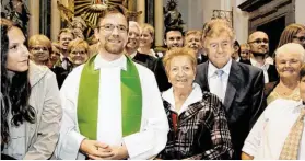  ?? BILD: SN/CHRISTINE SCHWEINÖST­ER ?? Der neue Priester Stefan Ludwig Jahns mit seinen Eltern Maria und Ludwig Jahns (r.). Der Vater stammt aus dem Pinzgau, hinter ihm steht links Adi Jahns, ehemaliger Sportliche­r Leiter des EK Zell am See und Pächter des Hallenbad-Restaurant­s.