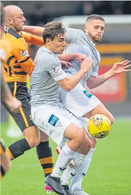  ?? Picture: Craig Brown. ?? Dunfermlin­e’s Danny Devine and Joe Thomson combine to snuff out an Alloa attack.