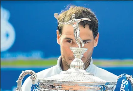  ?? FOTO: MANEL MONTILLA ?? Rafa Nadal y su 11º Barcelona Open Banc Sabadell-Trofeo Conde de Godó. Próximo objetivo, Madrid, la próxima semana