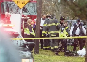  ?? Erik Trautmann / Hearst Connecticu­t Media ?? Norwalk emergency personnel respond to the scene of a motor vehicle crash on Geneva Road on Jan. 26, 2017, following a police pursuit in Norwalk.