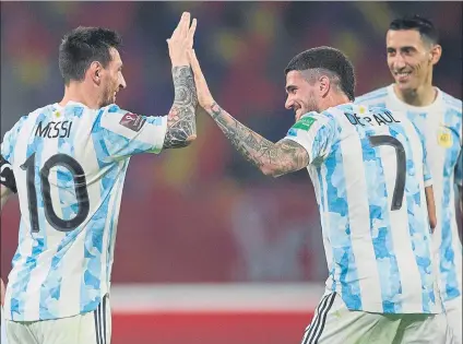  ?? FOTO: EFE ?? Leo Messi, celebrando un gol con De Paul El capitán de la selección albicelest­e ha puesto por las nubes al inminente fichaje del Atlético