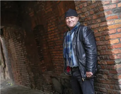  ?? BILD: JOHAN PALMBORG ?? 71-årige Åke Edwardson växte upp i Sävsjö och Vrigstad i Småland, men bor sedan längre i Göteborg. Han är mest känd för sina 13 kriminalro­maner om Kommissari­e Winter, som även har filmatiser­ats.