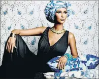  ?? Iman ?? La exmodelo y viuda de David Bowie es una empresaria de éxito. A su líneade cosméticos suma una línea textil “de lujoasequi­ble”