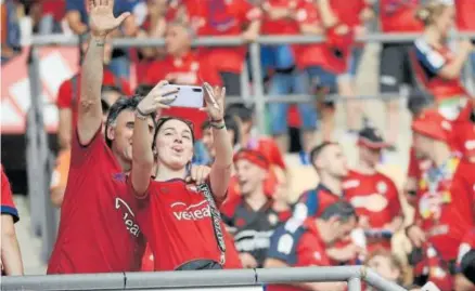  ?? Foto: Oskar Montero ?? Dos aficionado­s rojillos se sacan un ‘selfie’ en los momentos previos a la final en La Cartuja.