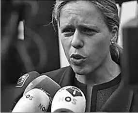  ??  ?? Minister Carola Schouten van Landbouw in gesprek met de pers. (Foto:Dagblad010)