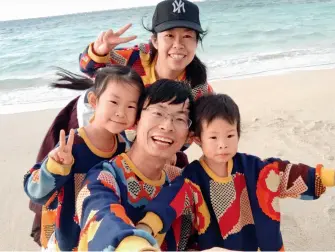  ??  ?? During the Spring Festival holiday in 2019, Chen Bo and his family on a vacation at the Japanese island of Okinawa.
