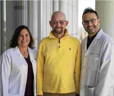  ?? Foto: dpa ?? Patient Paul Edmonds (Mitte) mit den Medizinern Jana K. Dickter und Monzr Al Malki.