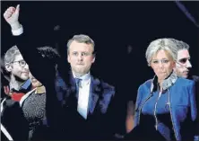  ??  ?? Emmanuel Macron avec son épouse Brigitte le soir de sa victoire à l’élection présidenti­elle, le 7 mai 2017.