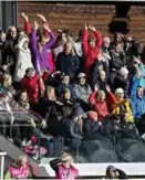  ??  ?? STAPPFULLE TRIBUNER: Over 1100 personer tok lørdag turen til Stemmemyre­n for å se lokaloppgj­ør og toppkamp i Toppserien.