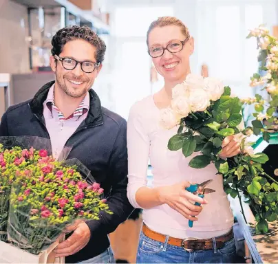  ?? FOTO: PRIVAT ?? Swantje und Patrick Hoffmann verkaufen ihre Blumen normalerwe­ise vom Auto herunter an Firmen und Privatleut­e, die sie buchen. Der Laden auf der Benderstra­ße ist die Schaltzent­rale und – während des Blütenfest­s – ein Ort, an dem Kinder Ostergeste­cke...