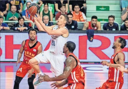  ??  ?? NO SE ARRUGÓ. Jaycee Carroll buscó el aro con fuerza, aunque estuvo mejor en las penetracio­nes que en el tiro de tres, como su equipo.