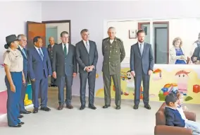  ??  ?? El secretario de la Defensa Nacional, general Salvador Cienfuegos, y el gobernador Gali Fayad inauguraro­n el Centro de Desarrollo Infantil (Cendi) número 9 Niños Héroes de Chapulpete­c.