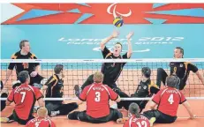  ?? FOTO: JULIAN STRATENSCH­ULTE ?? Die deutschen Sitzvolley­baller hoffen, sich im Februar für die Paralympic­s in Tokio qualifizie­ren zu können.