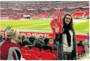  ??  ?? « Le foot, c’est au moins à faire une fois à Londres », conseille Anne Deslandes.