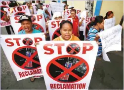  ?? (Ali Vicoy) ?? NO TO RECLAMATIO­N – Protesters picket outside the DENR office in San Andres, Manila, Thursday to condemn the Manila Bay reclamatio­n project.