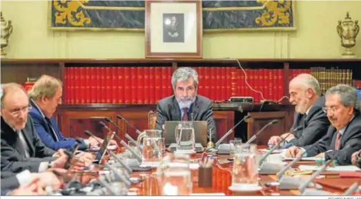  ?? RICARDO RUBIO / EP ?? Carlos Lesmes (centro), presidente del CGPJ, durante un pleno del órgano de gobierno de la judicatura.