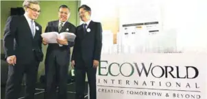  ?? ZULFADHLI ZAKI/THE SUN ?? From left: Liew, chairman/senior independen­t nonexecuti­ve director Tan Sri Azlan Mohd Zainol and Teow after launching the Eco World Internatio­nal Prospectus in Kuala Lumpur yesterday.