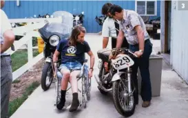  ??  ?? 1. En 1972, Craig voyage avec une Honda équipée de son carénage Windjammer. 2. La Mystery Ship équipée d’un turbo-compresseu­r. Notez aussi les jantes pleines signées Tom Lester. 3. 1973, Craig est en chaise roulante suite à une grosse « gamelle » avec la Yamaha RD 350.