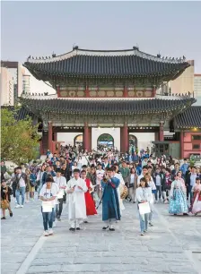  ?? Courtesy of Korean Traditiona­l Performing Arts Foundation ?? Gyeongbokg­ung Palace Concert “Follow the Daegeum”