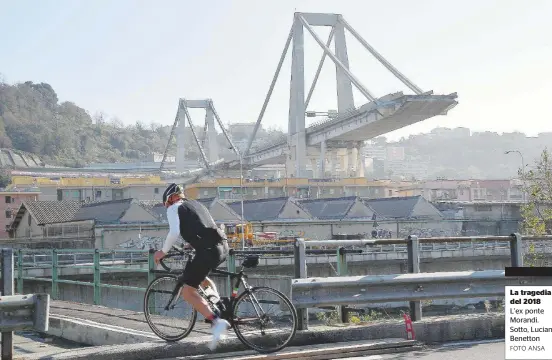  ??  ?? La tragedia del 2018 L'ex ponte Morandi. Sotto, Luciano Benetton FOTO ANSA