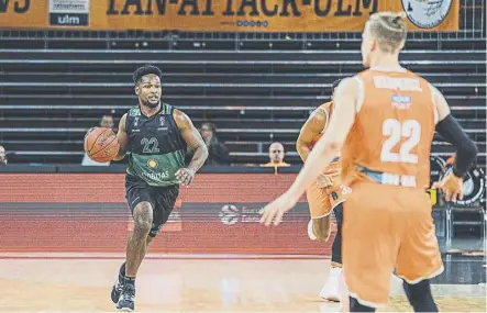  ?? Foto: @PENYA1930 ?? Andrés Feliz dirigiendo un ataque de la Penya en la pista del Ulm. El Joventut lo bordó en la segunda mitad