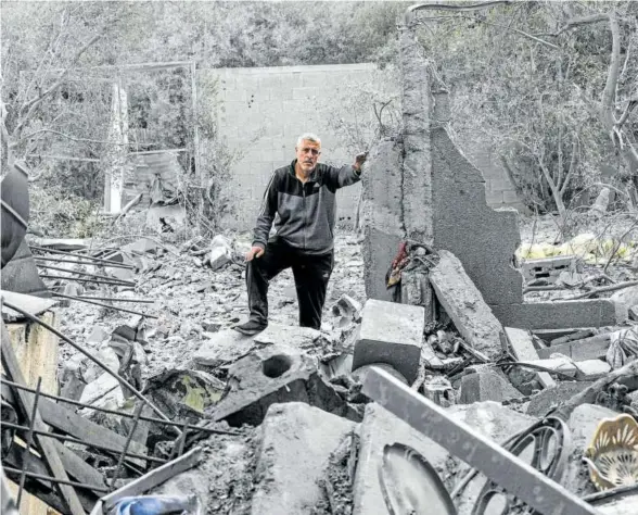  ?? Foto: Efe ?? Un palestino observa los escombros de su casa, destruida en un ataque israelí en el campo de refugiados de Al-maghazi, al sur de la Franja.