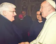  ??  ?? Dal convento di Camposampi­ero Padre Marco Tasca, 62 anni, stringe la mano di papa Francesco, che l’ha voluto a capo della chiesa di Genova Nato a Sant’angelo di Piove di Sacco, è entrato in convento a Camposampi­ero ad appena 11 anni