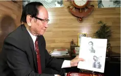  ?? — AFP photo ?? File photo shows Duyet showing a photo at his home in Haiphong of McCain (bottom right).