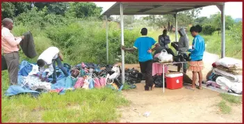  ??  ?? Some unidentifi­ed Mozambican cross border vendors have establishe­d an illegal flea market for second hand clothes, shoes and hand bags near the entrance of Mutare Provincial Hospital