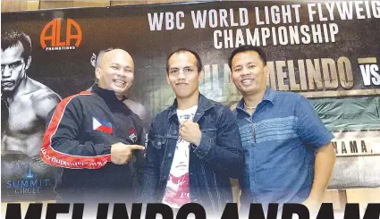  ?? / HULAGWAY NI JUN MIGALLEN ?? ■ANDAM NA MI..: Malaumon ug positibo ang kampo ni kanhi world champion Milan “El Metodico” Melindo, tunga, sa dihang mosuway sila paglabni sa WBC Light Flyweight title sa Haponanon nga si Ken Shiro karong Dominggo didto sa Yokohama, Japan. Uban ni Melindo mao ang ambungan nga magsuong trainers/seconds nga sila si Edito, tuo, ug Edmund, wala, Villamor.