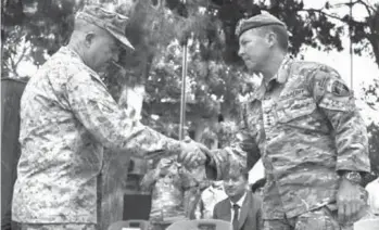  ??  ?? Passation de pouvoirs entre le général Austin Scott Miller (à droite) et le général Kenneth McKenzie (à gauche), hier, à Kaboul, en Afghanista­n
