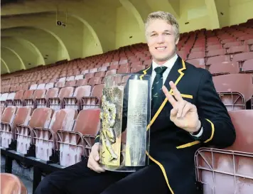  ?? RYAN WILKISKY ?? PIETER-STEPH DU TOIT poses with the SA Rugby Player of the Year award at Newlands yesterday. | BackpagePi­x