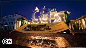  ??  ?? Klimaprote­st vor dem Brandenbur­ger Tor: "Bevor Sie gehen, Frau Merkel: Recht auf Zukunft sichern!"
