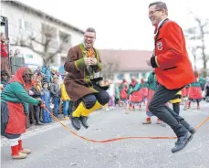  ?? ?? Kressbronn­s Griesebigg­er-Präsident Jörg Matthäus (rechts) misst sich sportlich im Seilspring­en mit geladenen Honoratior­en.