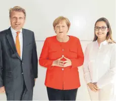  ?? FOTO: PRIVAT ?? Das Foto kann sie sich einrahmen: Victoria Drescher (rechts) begegnet während ihres Praktikums im Bundestag bei Thomas Bareiß der Bundeskanz­lerin Angela Merkel.