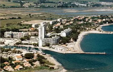  ?? (Photo doc. D. F.) ?? La station balnéaire Simone-Berriau Plage a été édifiée à partir de , sur quatre hectares à l’embouchure du Gapeau, sur des terrains en friche rachetés pour partie à la Marine nationale.