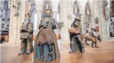  ?? FOTO: SEBASTIAN GOLLNOW/DPA ?? Melchior (Mi.) samt Brezel im Drei-Könige-Ensemble der Münster-Krippe. Diese Weihnachte­n stehen die Figuren im Museum Ulm.