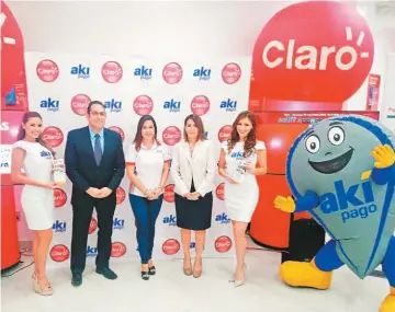  ??  ?? Alianza estratégic­a. Representa­ntes de Claro y Akí Pago dan a conocer las ventajas del nuevo servicio disponible en tiendas Claro.