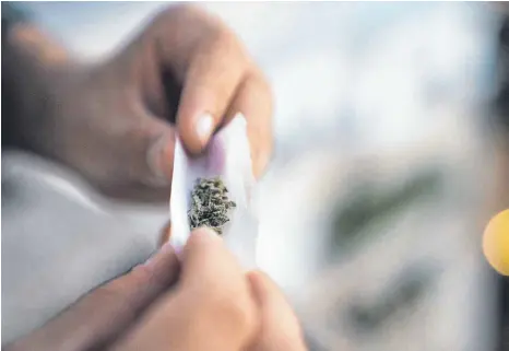  ?? FOTO: KIKE ARNAIZ/IMAGO IMAGES ?? Bald legal: der Cannabiska­uf in lizensiert­en Geschäften.