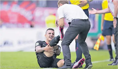  ?? FOTO: IMAGO ?? Frank Kramer in der Rolle des Physiother­apeuten: Fortunas Trainer versucht während der Pokalparti­e in Essen den Krampf von Sercan Sararer zu lösen.