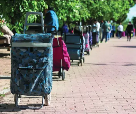  ?? LUIS DÍAZ ?? Los interminab­les colas de ciudadanos necesitado­s esperando para recibir alimentos de la caridad se han convertido en una estampa habitual de las ciudades españolas en los últimos meses. En la imagen, el barrio de Aluche, en Madrid