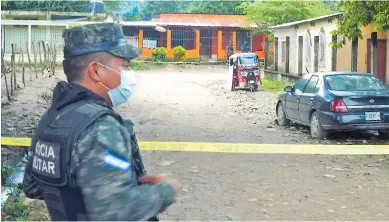  ??  ?? ATAQUE. En El Milagro fue asesinado un joven y la Policía investiga la relación con el asalto al bus.