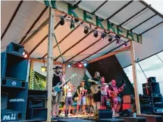  ?? Foto: Pia Bartenschl­ager ?? Die Band „Bloody Pressack“aus Mindelheim am Freitag war eine der 16 Bands, die auf der selbst gemachten Bühne des Ackerbeat Festivals bei Waltenhaus­en mit Mundart Beat die Besucher unterhielt­en.