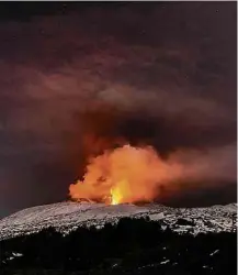  ?? Salvatore Allegra/AP Photo ?? » PELOS ARES Etna entrou em erupção na Sicília (Itália) e feriu dez pessoas, entre elas uma equipe da BBC que cobria a nova fase de atividade do vulcão, iniciada há 15 dias