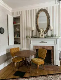  ??  ?? Right: A sitting area in the Dorsey Suite at the Casselman Inn.