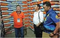  ??  ?? BISTADO Nadismaya sina National Bureau of Investigat­ion (NBI) at National Food Authority sa pagkakadis­kubre sa 50,000 sako ng bigas sa tatlong bodega sa Bgy. Pala-o, Iligan City.