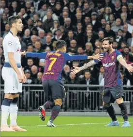  ?? FOTO: PEP MORATA ?? Coutinho se abraza tras el 0-1 a Messi, arquitecto del madrugador tanto