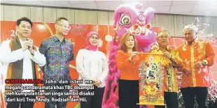  ??  ?? CENDERAMAT­A: John dan isteri memegang cenderamat­a khas TBC disampai oleh kumpulan tarian singa sambil disaksi (dari kiri) Troy, Andy, Rodziah dan Hii.