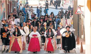  ?? ?? ↑ Un total de 1.500 personas participar­on en el desfile que encabezó la Rondalla de Peña Fragatina.